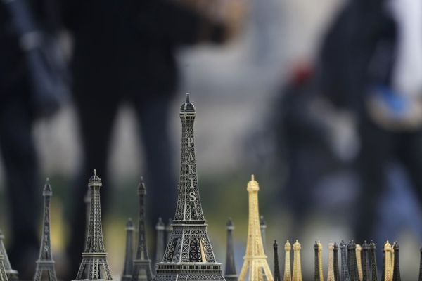 Des tours Eiffel miniatures vendues à Paris (illustration).