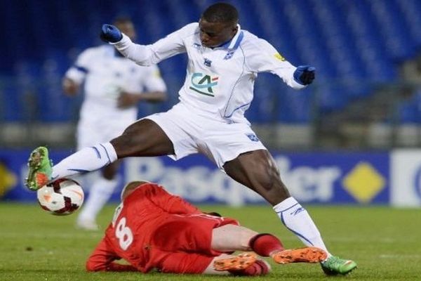 Paul-Georges NTep (en haut) et Florent Mollet, joueur du DFCO (en bas), pendant le match des 16es de finale de la Coupe de France de football le 23 janvier 2014 au stade Abbé-Deschamps. 