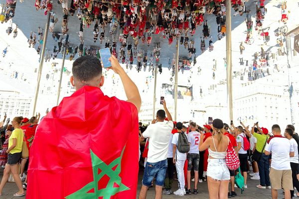 Les supporters marocains rassemblés sous l'ombrière du Vieux-Port, ce lundi 5 août.