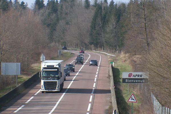 Un camion sur la RN83 entre Poligny et Besançon (Doubs), le 15 février 2025.