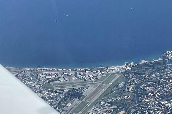 L'aéroport de Cannes-Mandelieu a un trafic de petits aéronefs soutenu.