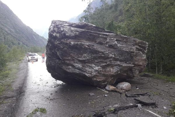 Un énorme rocher s'est détaché de la montagne à Saint-Christophe-en-Oisans barrant la route départementale 530