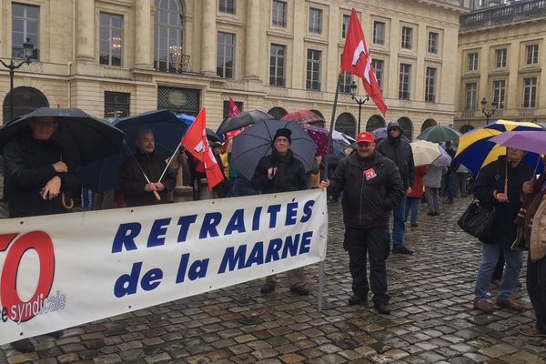 Plus de 300 retraités se sont retrouvés devant la sous-préfecture de Reims pour manifester.