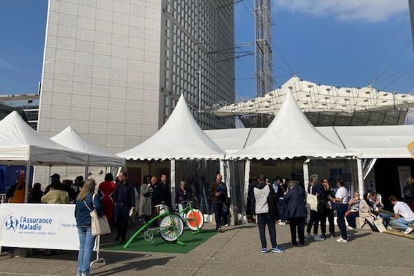 La CPAM des Hauts-de-Seine organisait ce mercredi la 7e édition de la journée santé sur le parvis de la Défense au pied de la Grande Arche.