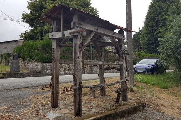 Un travail à ferrer, autrefois utilisé pour ferrer les boeufs, sur la commune de Grand-Bourg, lieu-dit La Folie