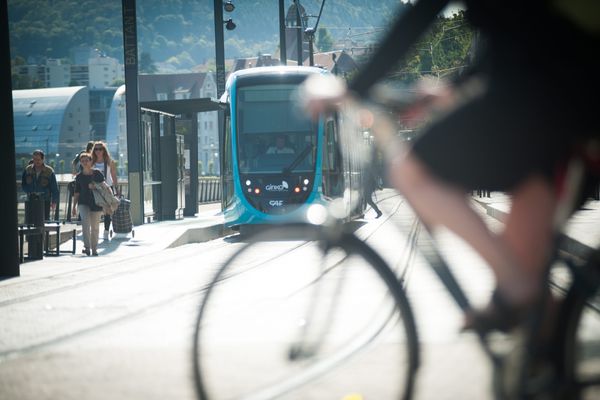 A Besançon, le tramway qui circule depuis 2014, offre une alternative à la voiture