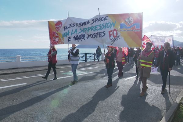 Rassemblés pour des prises de parole à l'intérieur du site de La Bocca, les salariés de Thalès Alenia de Cannes ont ensuite défilé en musique sur le front de mer.