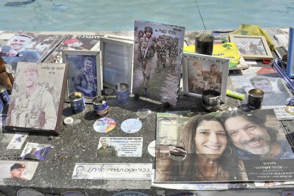 PHOTOS DES OTAGES, DÉTENUS PAR LE HAMAS DEPUIS LE 7 OCTOBRE 2023 (ISRAËL. TEL-AVIV. PLACE DIZENGOFF)