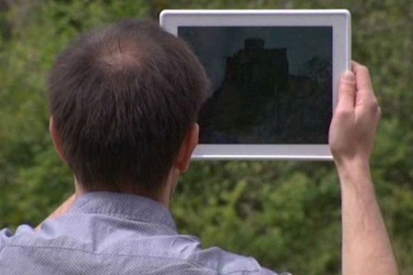 La tablette permet de visualiser le château tel qu'il pouvait être au XVe siècle