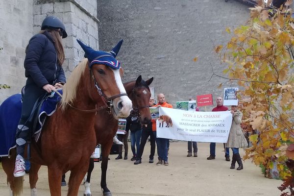 Une vingtaine de militants anti-chasse a manifesté à l'entrée de la messe devant célébrer la Saint-Hubert.