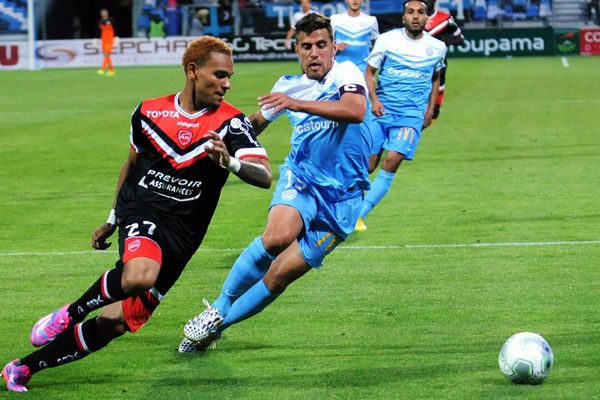 Valenciennes s'incline face à Tours, leader provisoire de la Ligue 2.