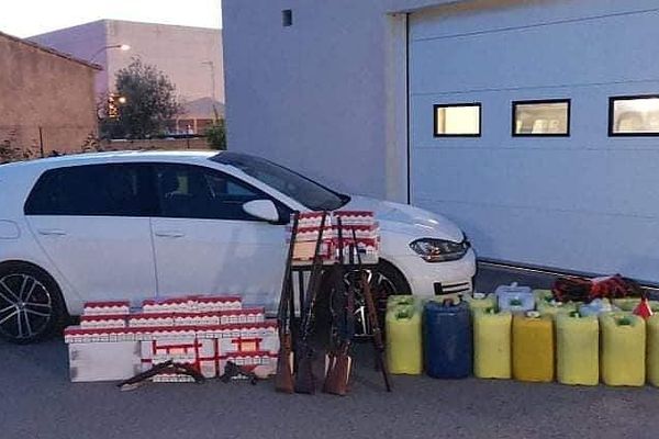 Lors de la perquisition au domicile des suspects, les gendarmes ont découvert, entre autre, des cartouches de cigarettes contrefaites, 7 fusils de chasse ainsi que 400 litres de gasoil dérobés sur les communes de Vergèze et Gallargues, dans le Gard.