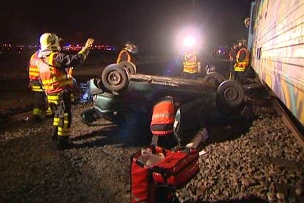 Les sapeurs pompiers assistent les victimes du véhicule accidenté.