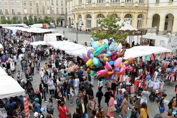 La place de l'hôtel de ville lors de la Grande Braderie de Rennes