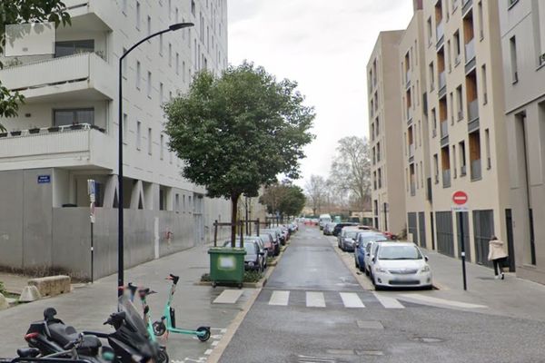 La jeune fille de 19 ans a chuté du 5è étage d'un immeuble Cour Dupré de Saint Maur à Bordeaux-Bacaclan.