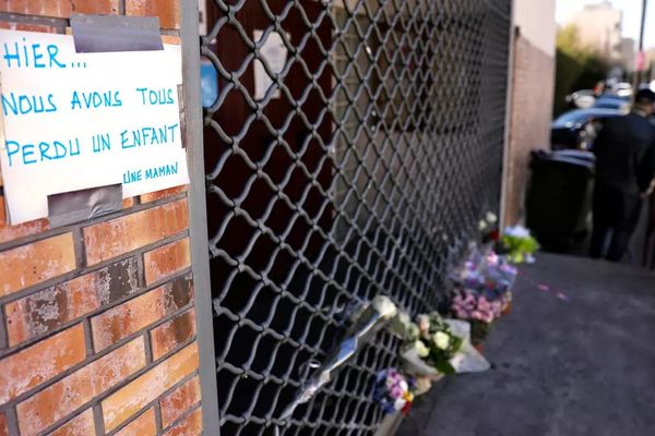 Hommage au jeune garçon de 15 ans tué par balle à Bondy, en Seine-Saint-Denis, au lendemain de sa mort, le 27 février 2021. © AFP
