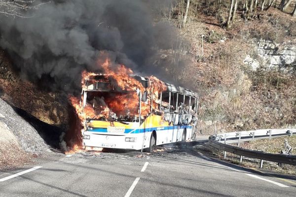 Le car a entièrement brûlé.