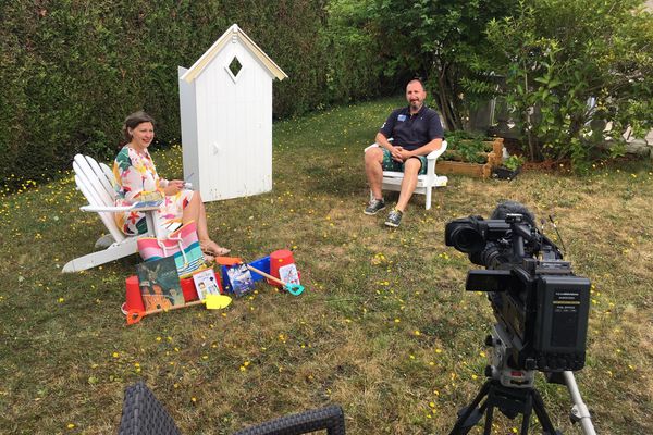 David Khara accueille la Cabine de Pages dans son jardin de Cesson-Sévigné