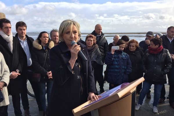 La candidate du Front national, Marine Le Pen, est en campagne ce lundi au Mont-Saint-Michel