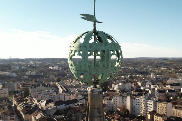 La boule en cuivre ajouré au sommet de l'église de St-Michel-des-Lions.