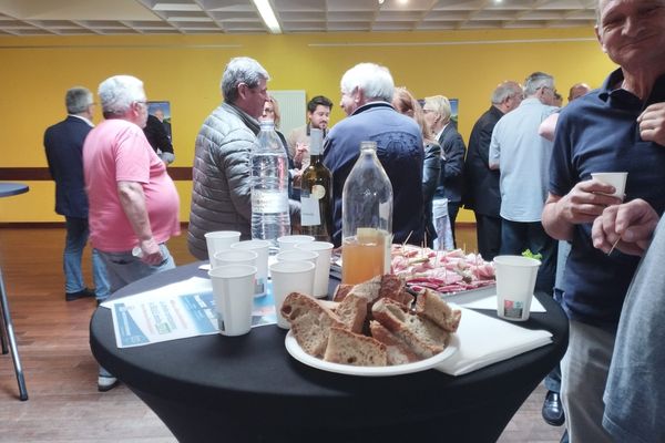 Après le discours du candidat, les participants ont pu manger des amuse-bouches réalisés à partir de produits corréziens, le 21 juin 2024, en Corrèze.