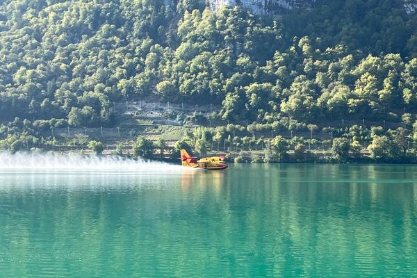 15 septembre 2023 : des tests de récupération d'eau par Canadair sont effectués au lac de Nantua, dans le département de l'Ain.