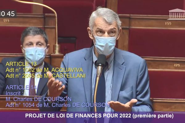 Michel Castellani et Jean-Félix Acquaviva durant le débat autour de leurs amendements, le 15 octobre 2021 à l'Assemblée nationale.