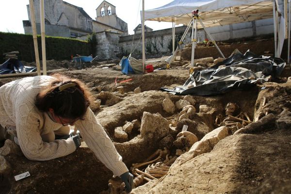 Les 300 tombes de l'époque médiévale ont été découvertes près de l'église St-Florent de Niort.