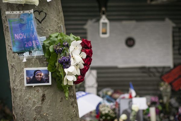 Hommage aux victimes devant le café la belle équipe en novembre 2015