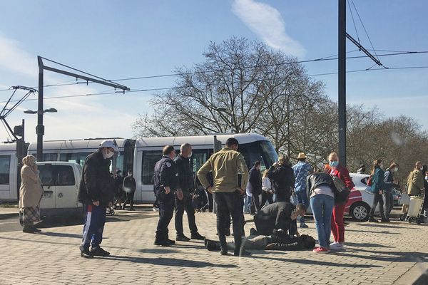 Rouen le 24 mars 2021- Un piéton blessé après avoir été percuté par une fourgonnette est pris en charge par les policiers avant l'arrivée des pompiers 