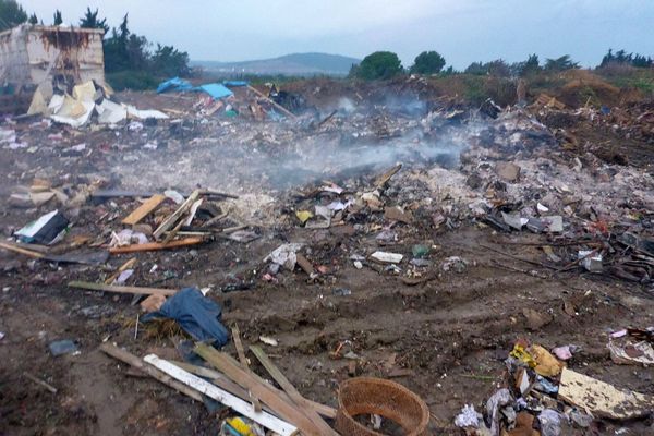 Les déchets en tous genres d'une entreprise de BTP condamnée en justice, dans la zone protégée des Salines de Villeneuve-lès-Maguelone, près de Montpellier, dans l'Hérault.