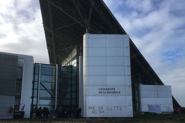 Des étudiants bloquent l'entrée du Technoforum à La Rochelle