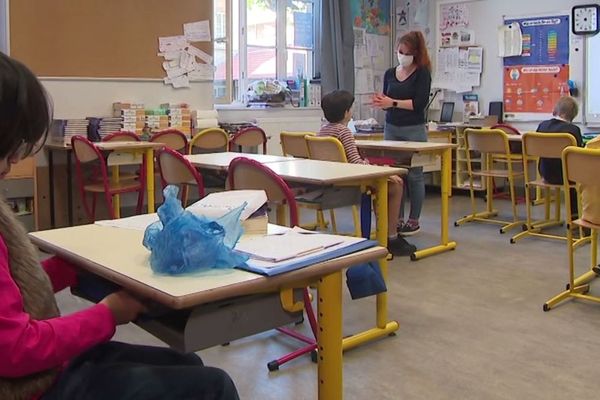 Dans les classes, les élèves sont en petits groupes pour permettre la distanciation physique.