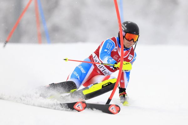 Le skieur savoyard Steven Amiez a chuté, ce dimanche 15 décembre, lors de la deuxième manche du slalom de Val d'Isère, après avoir signé le meilleur temps du premier passage.