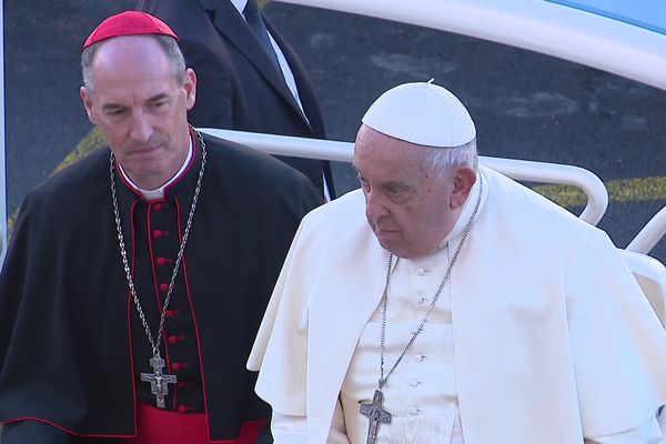 Le cardinal Bustillo et le pape François.