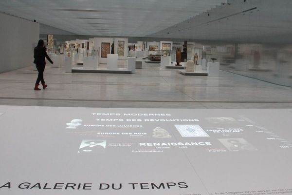 La Galerie du Temps, "c'est l'histoire de l'art en 30 minutes pour les Nuls", dénonce La Tribune de l'Art.