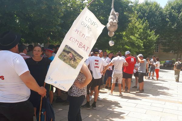 Mende - manifestation des éleveurs. Une délégation des syndicats d'éleveurs et de la Fédération nationale de défense du pastoralisme est à la préfecture pour une rencontre avec Stéphane Bouillon, préfet coordonnateur du plan loup.- 27 juillet 2018.