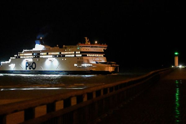 Un ferry P&O arrive à Calais en provenance de Douvres