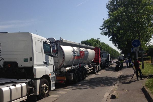 Des camions citernes, devant le port de Gennevilliers, dans les Hauts-de-Seine.