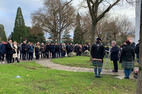 20 ans après le drame de la rue de la Martre à Mulhouse, qui a causé la mort de 17 personnes, familles et élus ont assisté à une cérémonie commémorative