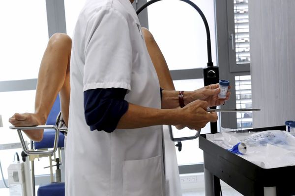 En matière de lutte contre le cancer du col de l'utérus, le dépistage et la vaccination sont essentiels.