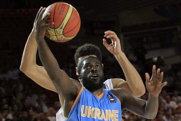 Eugene "Pooh" Jeter avec le maillot de l'équipe nationale d'Ukraine.