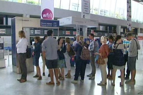 L'attente dans le hall des départs à l'aéroport de Montpellier