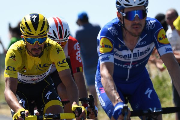 L'Auvergnat Julian Alaphilippe a conservé son maillot jaune lors de la 4e étape du Tour de France et son coéquipier italien Elia Viviani s’est imposé. 