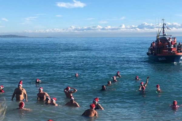 200 courageux se sont jetés à l'eau sous l'oeil bienveillant du père Noël qui passait par là !