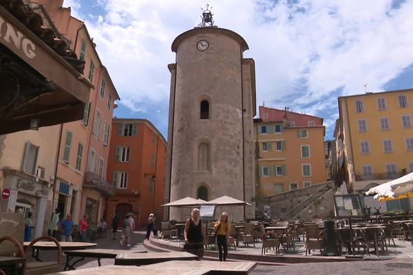 Située à Hyères-Les-Palmiers, la Tour des Templiers est l’ultime vestige de la commanderie que les Templiers fondèrent à Hyères.