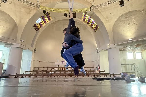 Deux des artistes de la compagnie ' Isis ' en plein travail de répétition sous le dôme de l'église Sainte Thérèse à Saint Quentin.