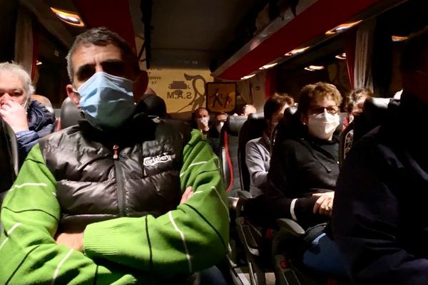 Les salariés de l'usine SAM montent en bus à Paris pour montrer leur colère.