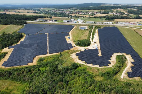 Le parc photovoltaïque de Venoy (Yonne) s'étend sur 14 hectares à l'entrée de la commune.