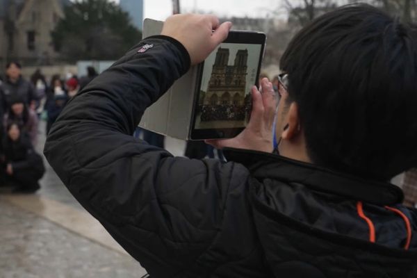 Les touristes se pressent sur les lieux des JO et devant Notre-Dame de Paris.